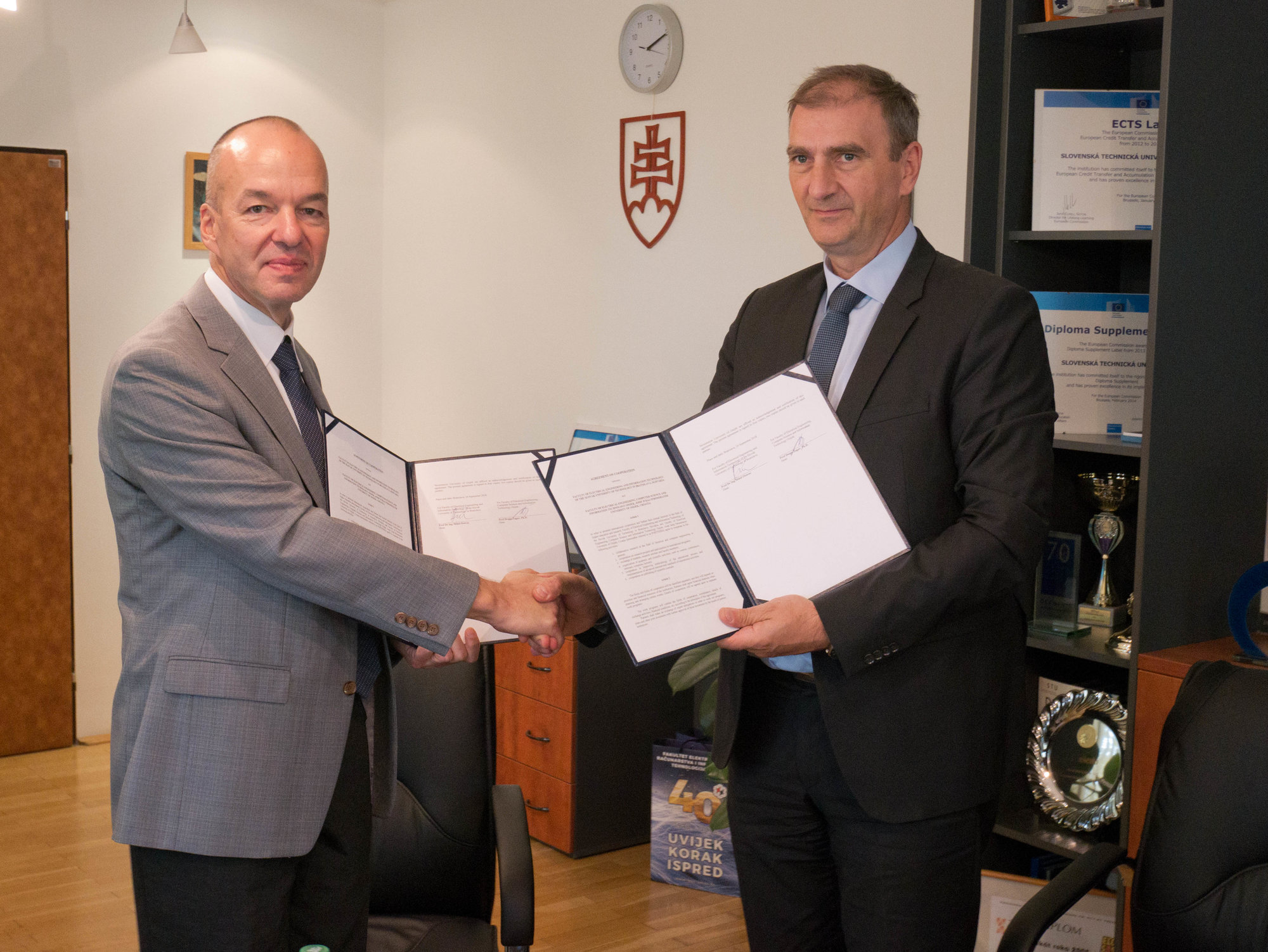 Dekan prof. Drago Žagar a dekan prof. Miloš Oravec pri podpise memoranda o spolupráci.