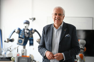 Siciliano: Future perspectives of Robotics & AI (prednáška)