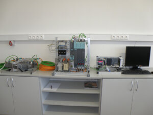 Laboratórium servopohonov a plc systémov - Laboratórium servopohonov a PLC systémov4