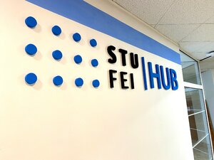Slávnostné otvorenie HUB-u na FEI STU. Na čo sa študenti môžu tešiť?