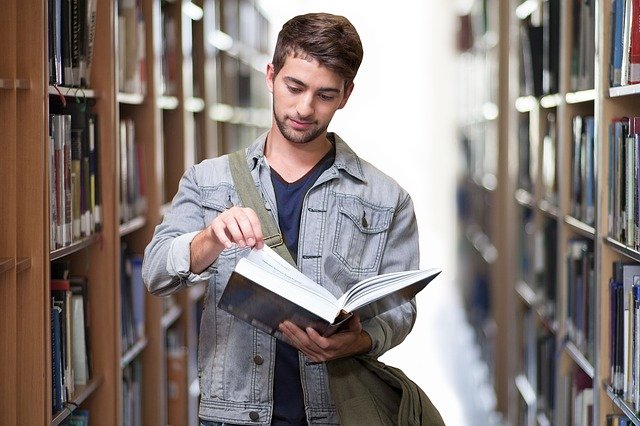 Štúdium a život na fei stu - college-student-gfadca7fc0_640