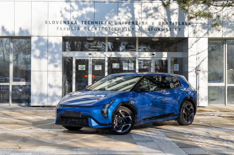 Naša fakulta získala elektromobil KIA EV4 na experimentálne a výučbové účely